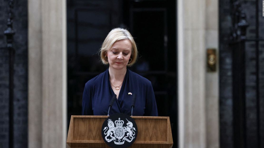 La primera ministra británica Liz Truss durante el anuncio de su renuncia.