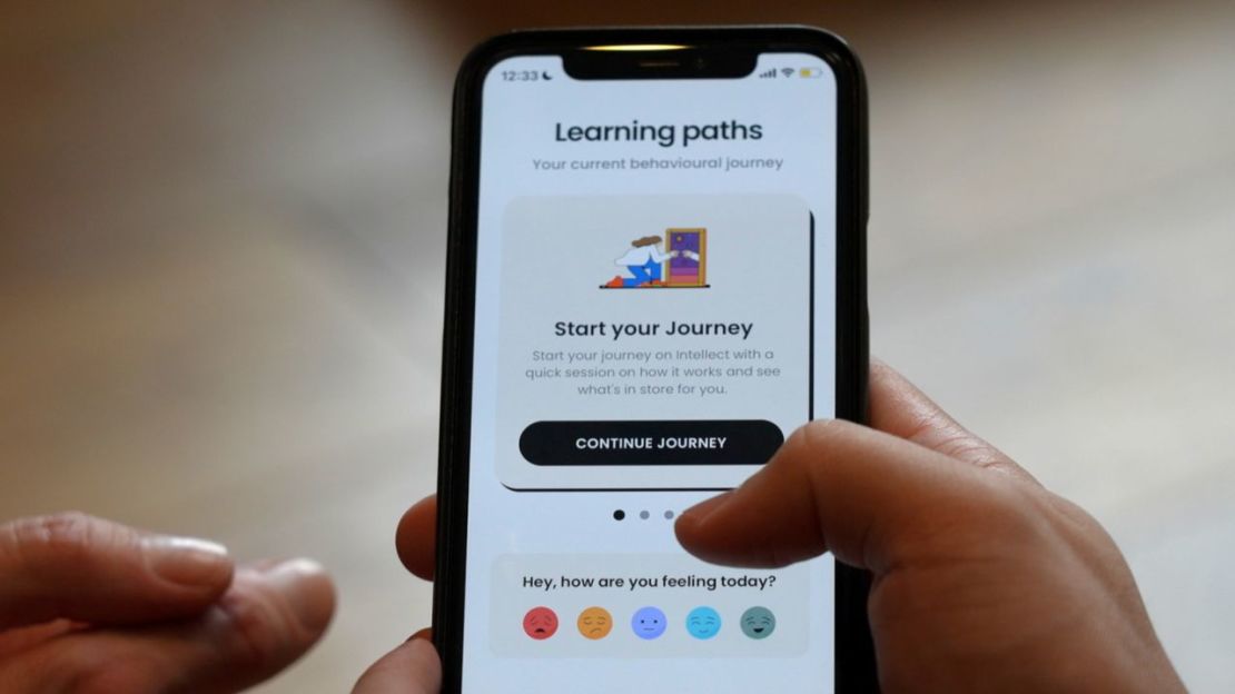 La aplicación desarrollada por Intellect pregunta a los usuarios cómo se sienten en ese momento. También se ofrecen mini "sesiones de auxilio" y sesiones de terapia en vivo para quienes estén pasando por un mal momento. Crédito: John Mees/CNN