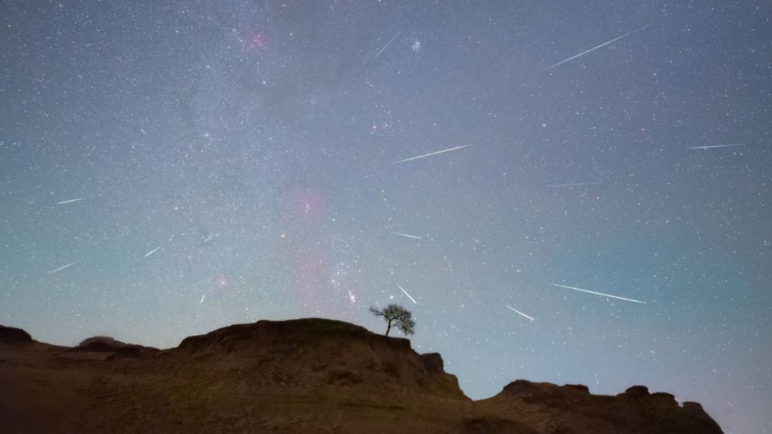 La lluvia de meteoros de las Oriónidas se ve sobre el río Songhua en la ciudad de Daqing, provincia de Heilongjiang, China, el 22 de octubre de 2020. La lluvia de meteoros volverá a ser observable tanto en el hemisferio norte como en el sur el 21 de octubre de 2022. Crédito: Costfoto/Future Publishing/Getty Imag