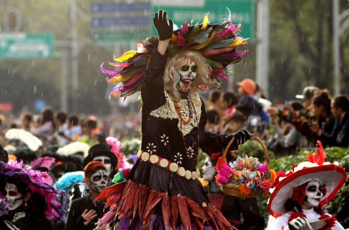 La gente participa en el desfile del Día de Muertos en la Ciudad de México el 27 de octubre de 2018.