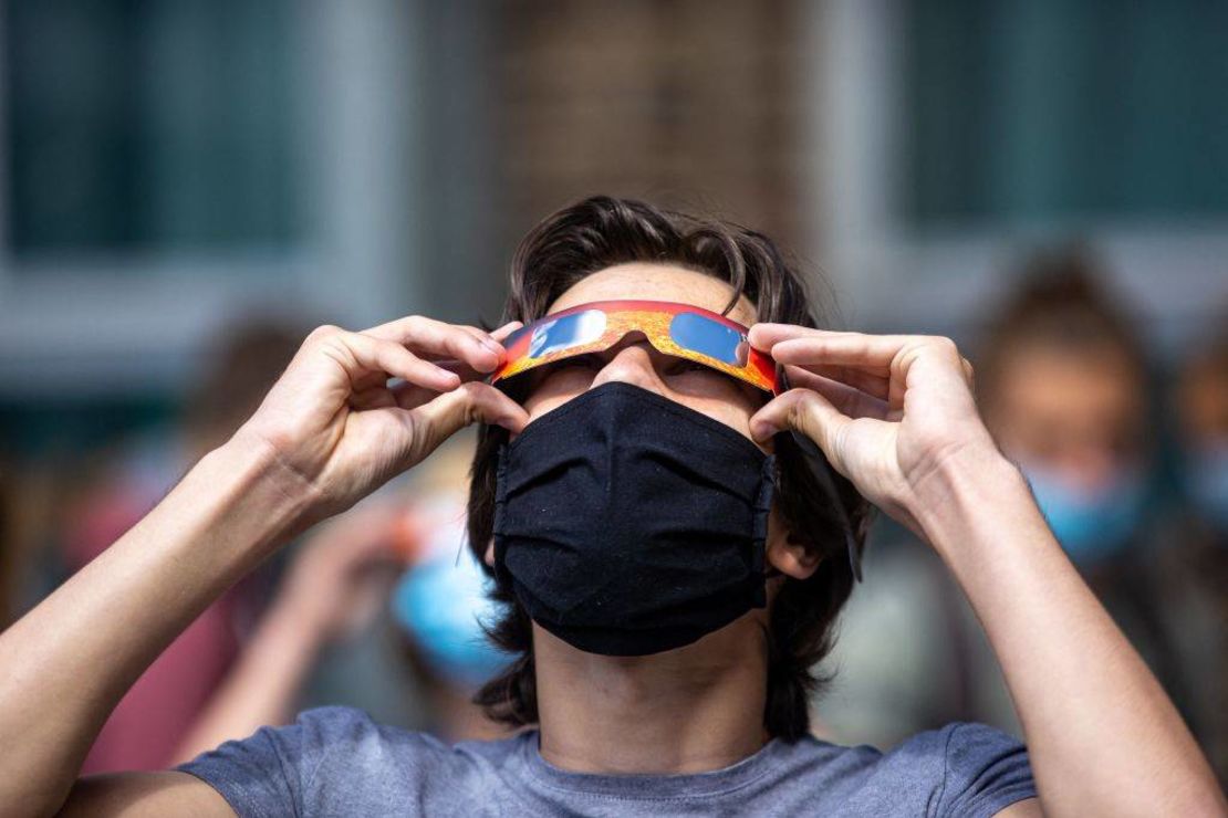 Los estudiantes de la Escuela Broeders, observan un eclipse solar parcial, en Roeselare, Bélgica, el 10 de junio de 2021.