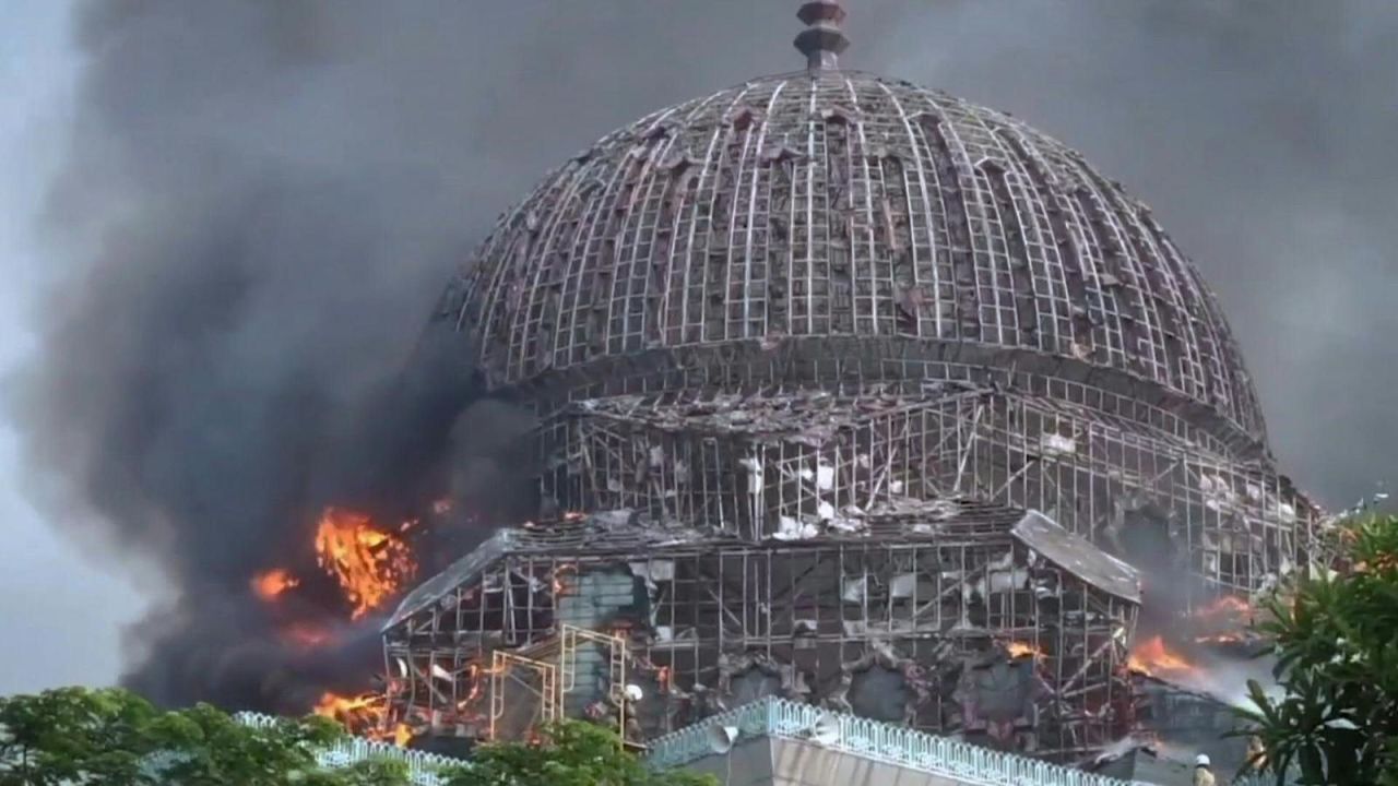 CNNE 1284998 - impactante derrumbe de la cupula de una mezquita en indonesia