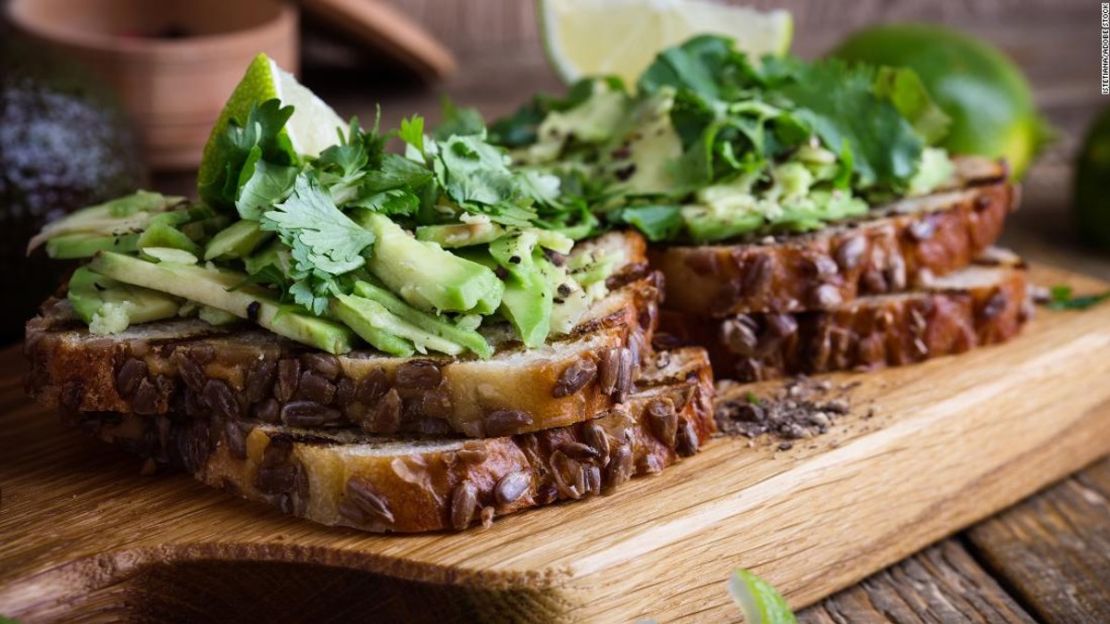 Aguacate cubierto con cilantro: dos errores para algunos comensales.