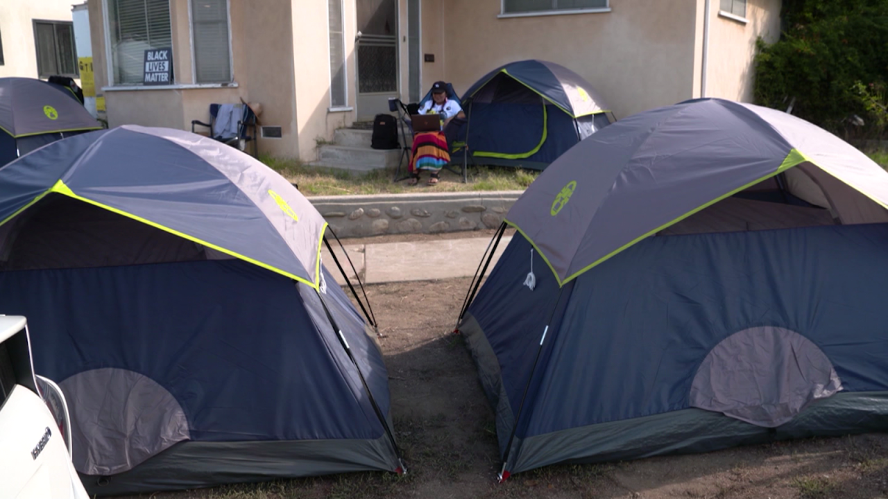 CNNE 1285076 - manifestantes en los angeles acampan para exigir renuncia de concejales