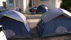 CNNE 1285076 - manifestantes en los angeles acampan para exigir renuncia de concejales