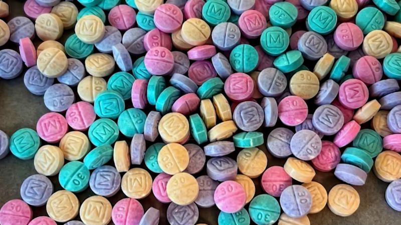 Decenas de miles de píldoras de posible fentanilo empacadas como dulces fueron decomisadas en los ángeles | cnn