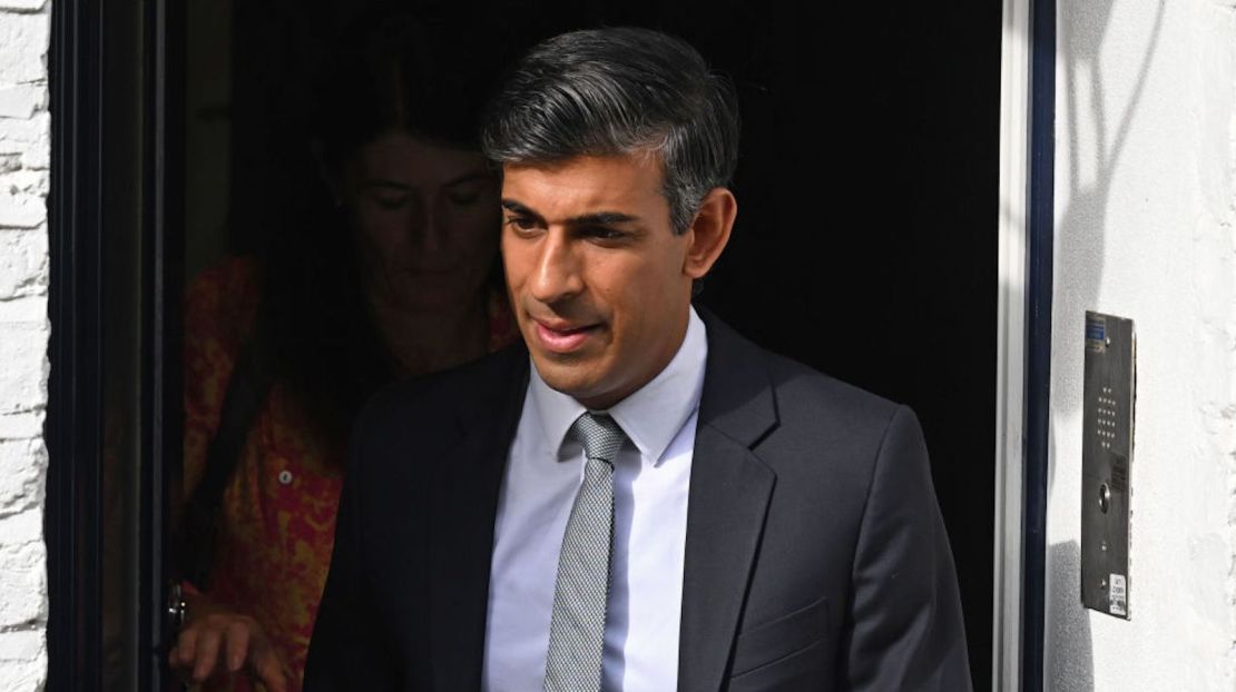 El candidato a líder conservador Rishi Sunak sale de su casa en la mañana del 5 de septiembre de 2022 en Londres, Inglaterra.