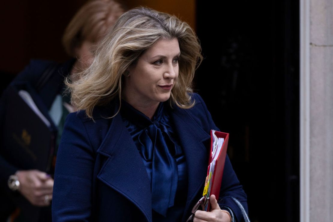 La líder de la Cámara de los Comunes, Penny Mordaunt, sale después de la reunión semanal del gabinete en 10 Downing Street el 11 de octubre de 2022 en Londres, Inglaterra.