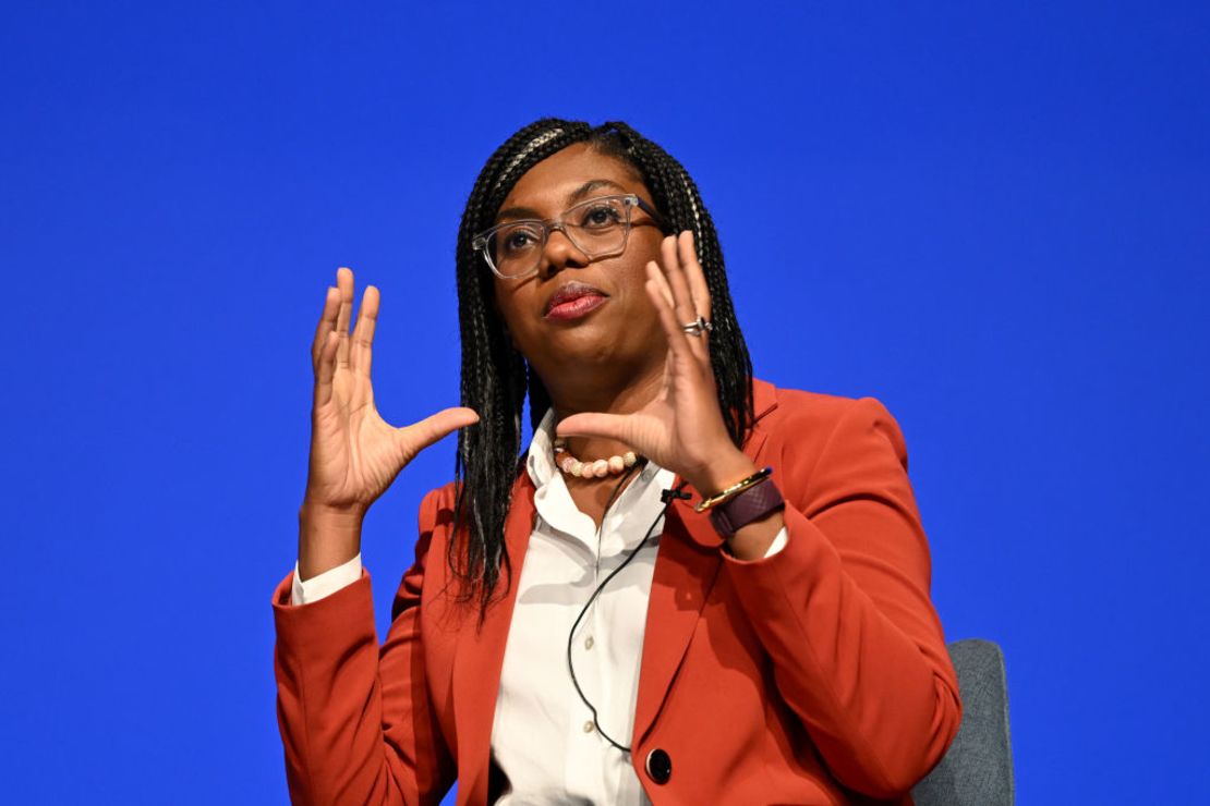 La secretaria de Estado británico para el Comercio Internacional y presidenta de la Junta de Comercio, Kemi Badenoch, habla el segundo día de la conferencia anual del Partido Conservador el 3 de octubre de 2022 en Birmingham, Inglaterra.