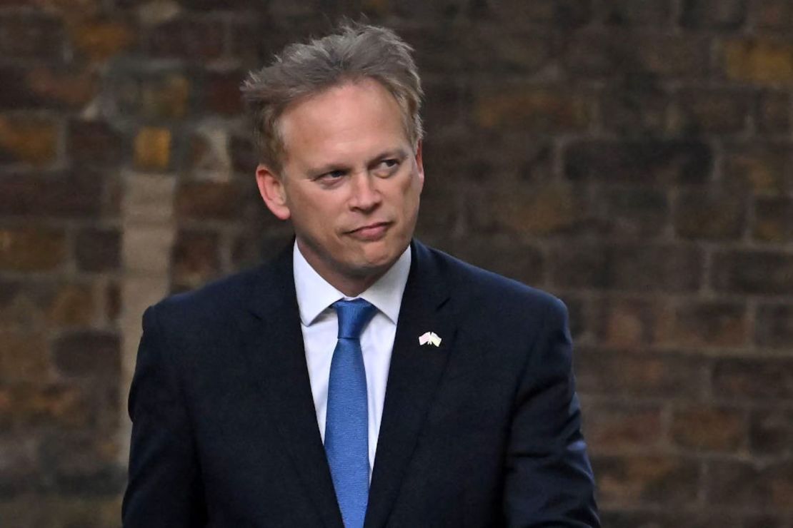 El parlamentario conservador Grant Shapps camina por Downing Street para ver a la primera ministra británica Liz Truss en Londres el 19 de octubre de 2022.