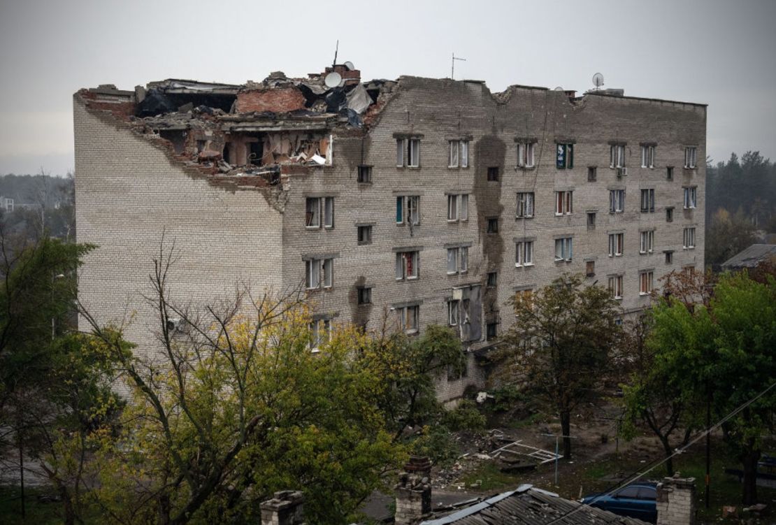 Un bloque de apartamentos queda en ruinas tras ser destruido durante los combates entre las fuerzas de ocupación ucranianas y rusas, el 20 de octubre de 2022 en Lyman, Ucrania.