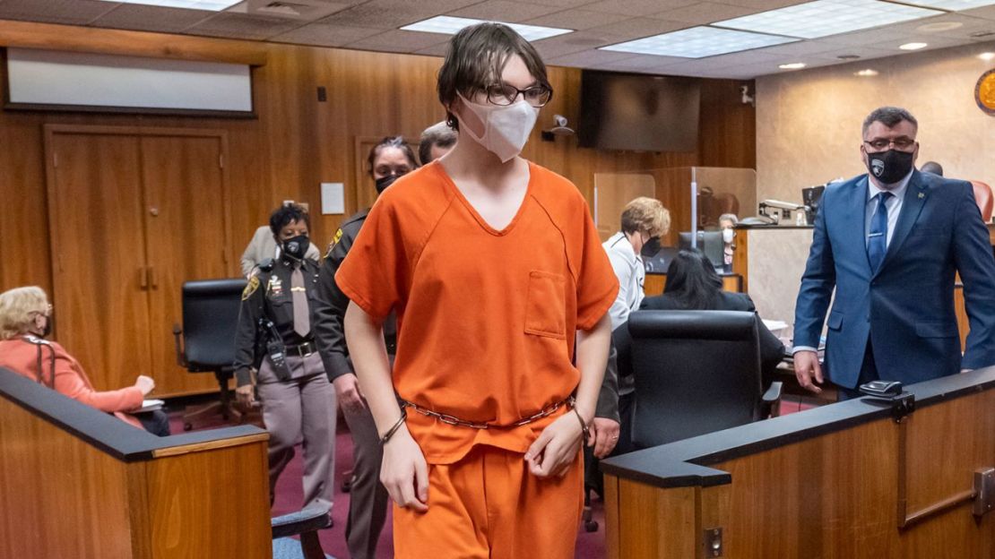 Ethan Crumbley es conducido fuera de la sala después de una audiencia en el tribunal de circuito del condado de Oakland en Pontiac, Michigan, el martes 22 de febrero de 2022. Crédito: David Guralnick/Detroit News/Pool/AP