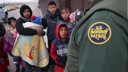 CNNE 1285613 - crisis humanitaria- miles de migrantes buscan llegar a ee-uu-