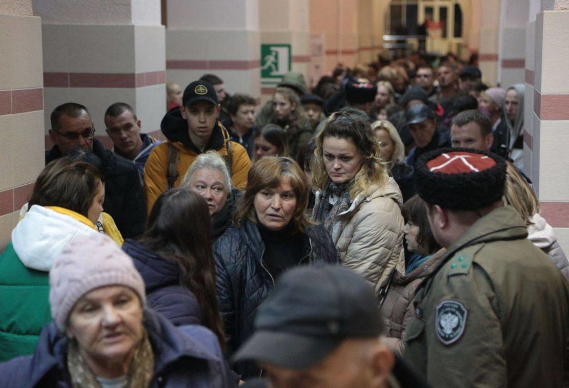 Civiles llegados de Jersón en la estación de tren de Dzhankoi en Crimea el 21 de octubre de 2022.