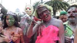 CNNE 1285952 - marcha de "zombies" en cdmx busca inyectar un virus positivo