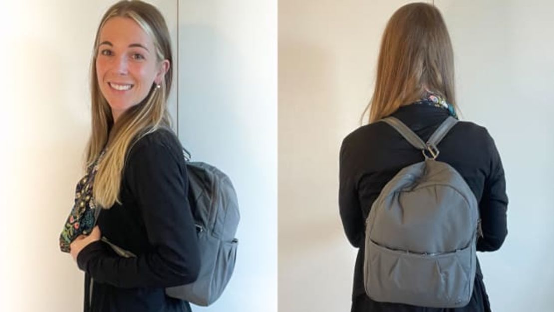 Schoenman muestra una mochila de viaje mínima. Crédito: Brooke Schoenman