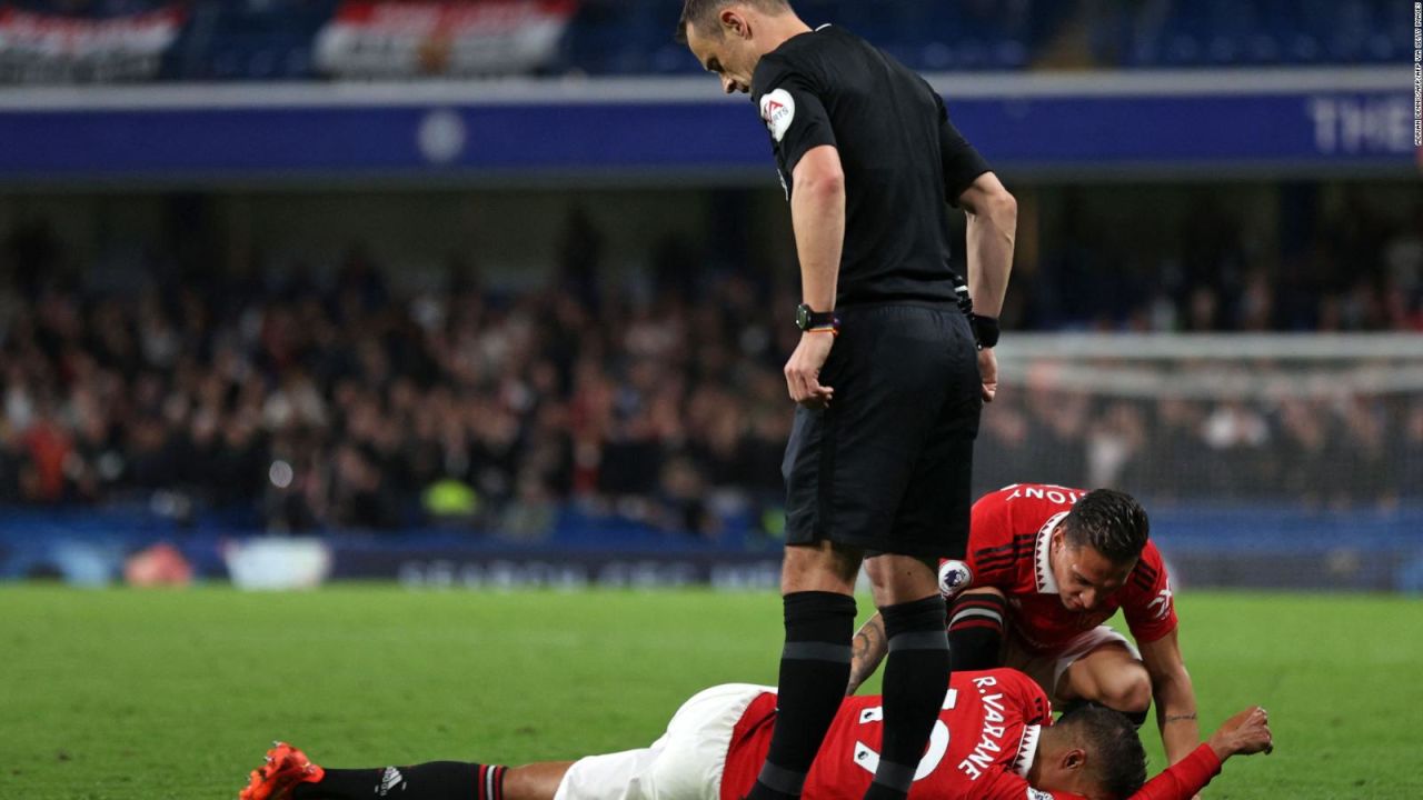 CNNE 1286375 - varane sufre lesion y sale entre lagrimas de un partido