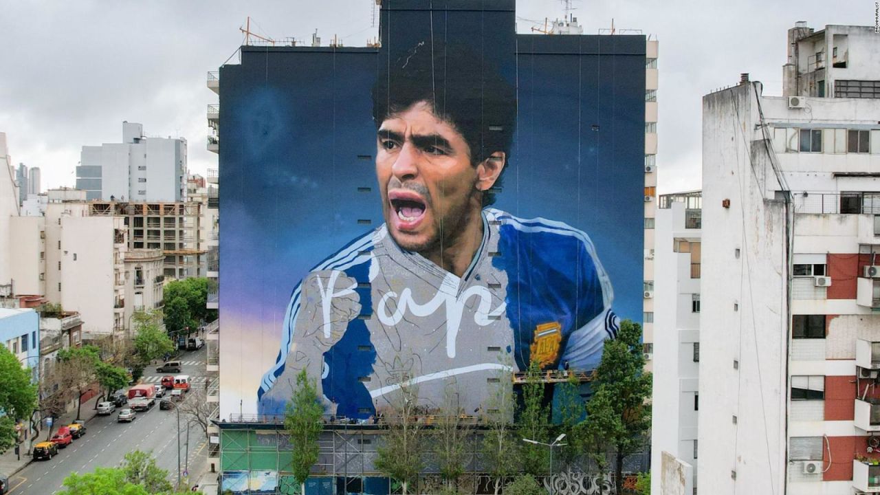 CNNE 1286455 - mira el gigantesco mural de maradona en un edificio de 12 pisos