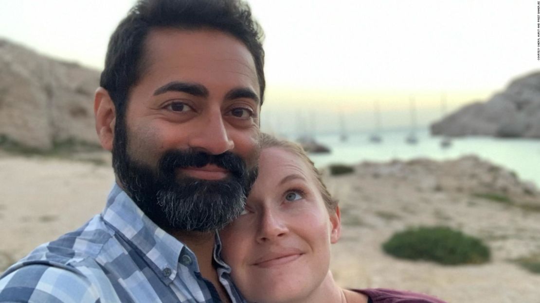 Los destinos de Cheryl Hurst y Preet Banerjee se encontraron por primera vez en el ascensor de un hotel en Grecia.