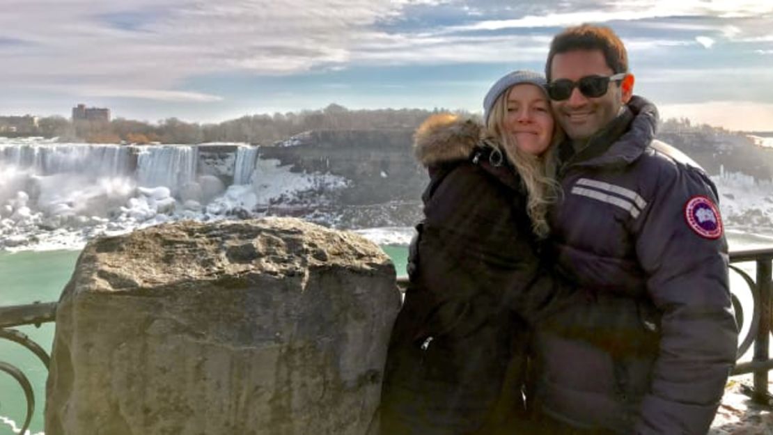 Cheryl y Preet, fotografiados aquí en las cataratas del Niágara, son ambos originarios de Canadá.