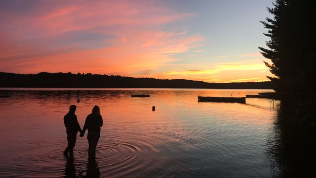 Cheryl y Preet, fotografiados aquí al atardecer en Ontario, Canadá, desean construir un futuro juntos.