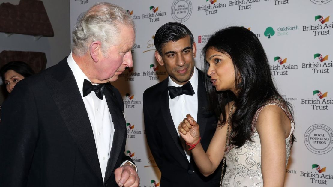 Sunak y Murty hablan con Carlos, entonces príncipe de Gales, en una recepción para celebrar el British Asian Trust en el Museo Británico el 9 de febrero de 2022. Crédito: Tristan Fewings/Getty Images