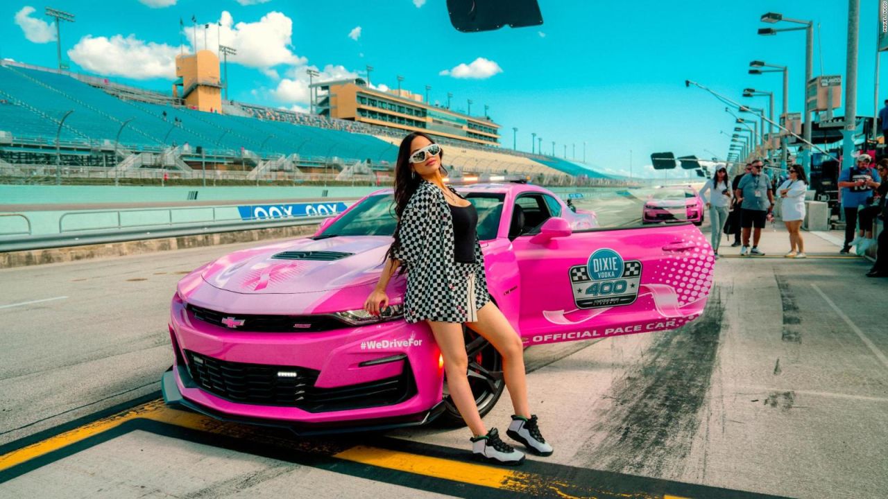 CNNE 1286954 - natti natasha honrada como piloto honoraria de nascar