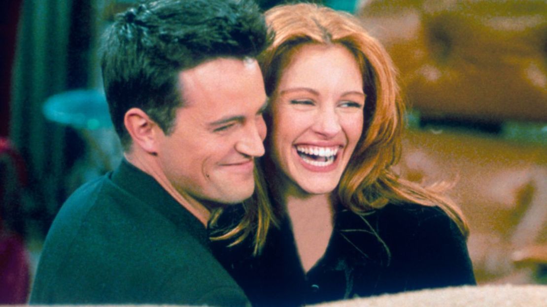 Matthew Perry y la actriz Julia Roberts se abrazan en el set de "Friends" en 1996.