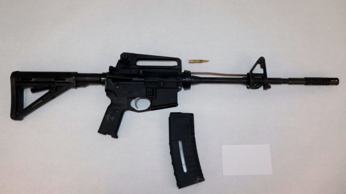 Esta imagen proporcionada por el Departamento de Policía Metropolitana de St. Louis muestra un rifle AR-15 que, según dicen, fue usado por el pistolero de 19 años.