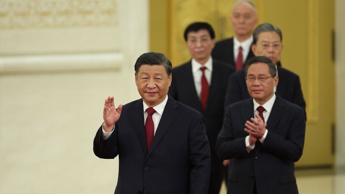 Los siete nuevos del Comité Permanente del Politburó del Partido Comunista asisten a una reunión con periodistas chinos y extranjeros el 23 de octubre en Beijing.