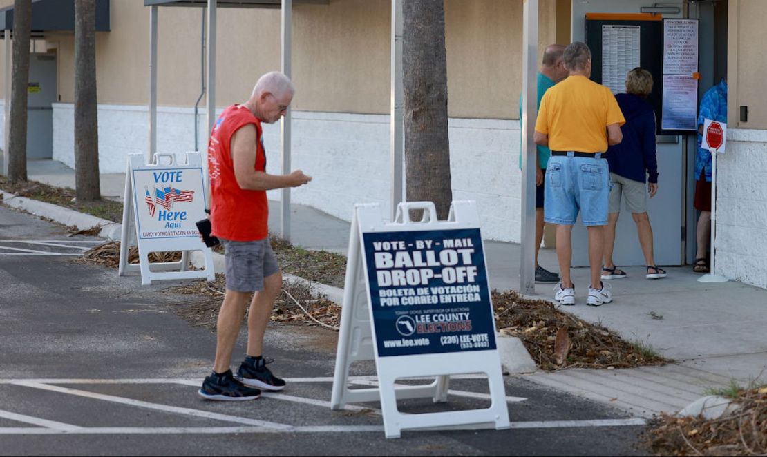 Los votantes llegan para emitir sus votos en un centro de votación instalado en el edificio de la sede electoral del condado de Lee el 24 de octubre de 2022 en Fort Myers, Florida.