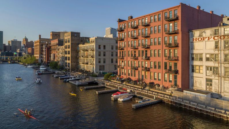 Milwaukee, Wisconsin: la escena artística de Milwaukee y su creciente énfasis en la ribera del río ayudaron a que la ciudad obtuviera un puesto en la categoría de "comunidad". Crédito: Cavan Images/Alamy Stock Photo