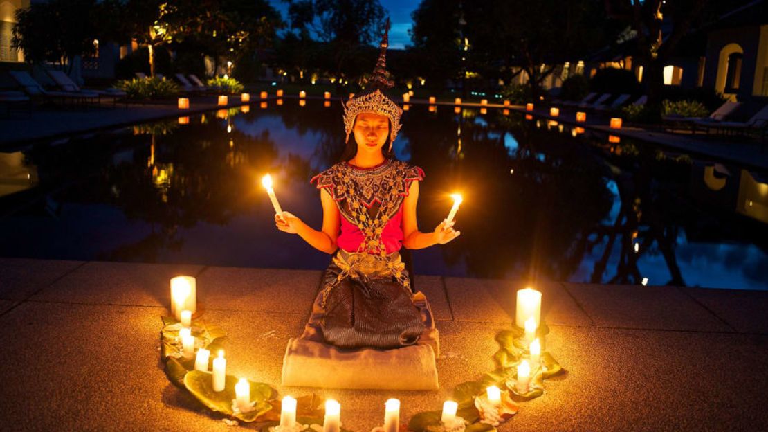 Una joven bailarina de nang keo actúa en Luang Prabang, la antigua capital imperial de Laos a la que ahora se puede llegar en tren bala. Crédito: Kike Calvo/Colección de imágenes de Nat Geo