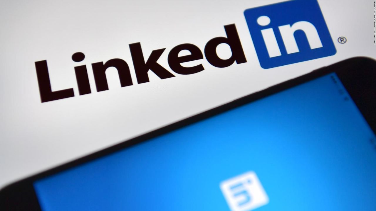 CNNE 1287606 - linkedin anuncia cambios en su plataforma para eliminar cuentas falsas