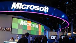 CNNE 1287655 - microsoft registro una caida de dos digitos en sus ganancias