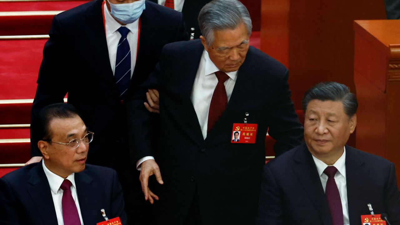 Former Chinese president Hu Jintao leaves his seat next to Chinese President Xi Jinping and Premier Li Keqiang, during the closing ceremony of the 20th National Congress of the Communist Party of China, at the Great Hall of the People in Beijing, China October 22, 2022. REUTERS/Tingshu Wang