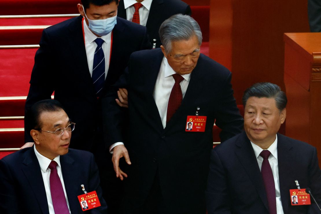 El ex presidente de China Hu Jintao deja su asiento junto al presidente Xi Jinping y el primer ministro Li Keqiang, durante la ceremonia de clausura del 20º Congreso Nacional del Partido Comunista de China, en el Gran Salón del Pueblo en Beijing, China, el 22 de octubre de 2022.