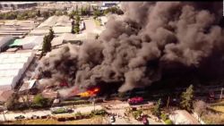 CNNE 1287685 - imponente incendio de una fabrica de plasticos en chile, desde el cielo