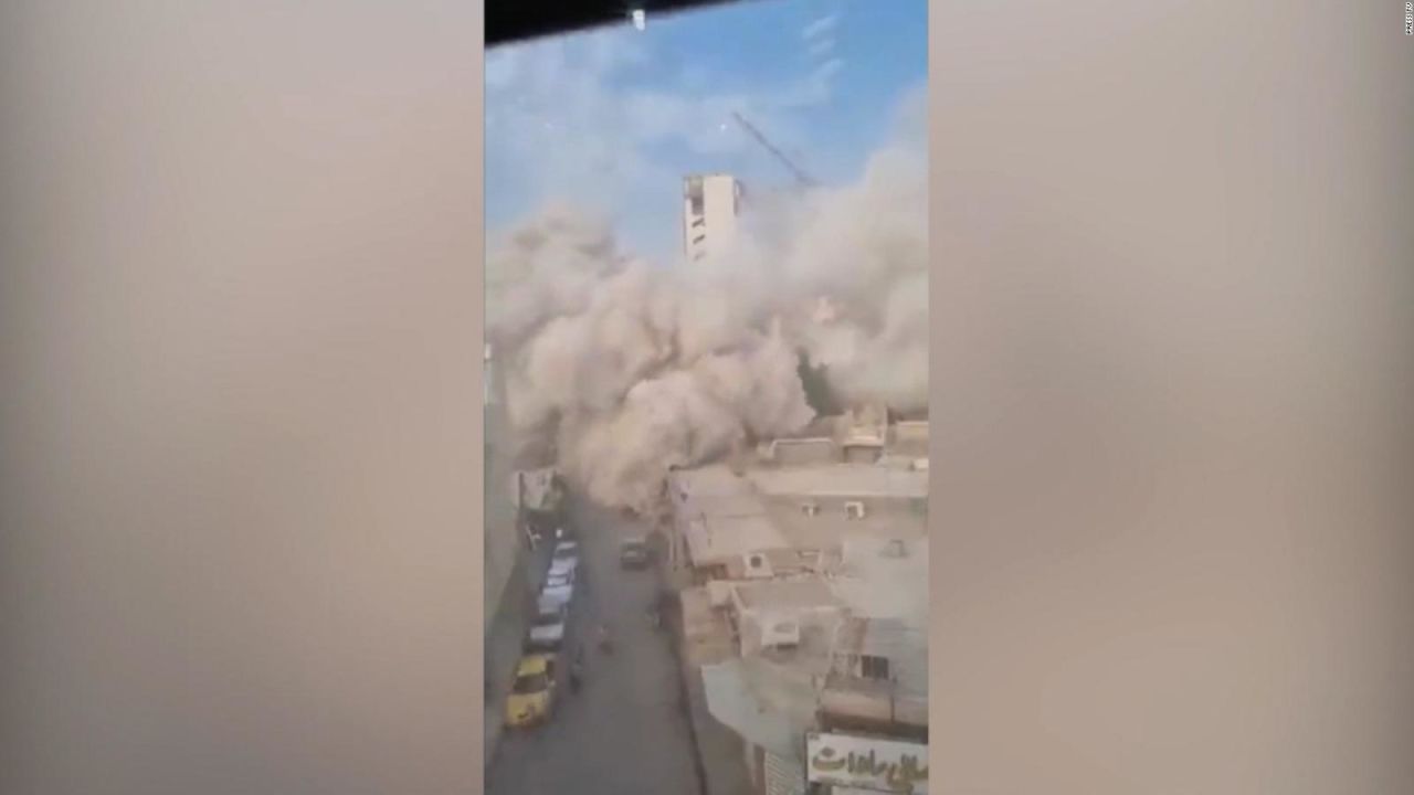 CNNE 1287689 - asi se derrumba parte del edificio metropol en iran