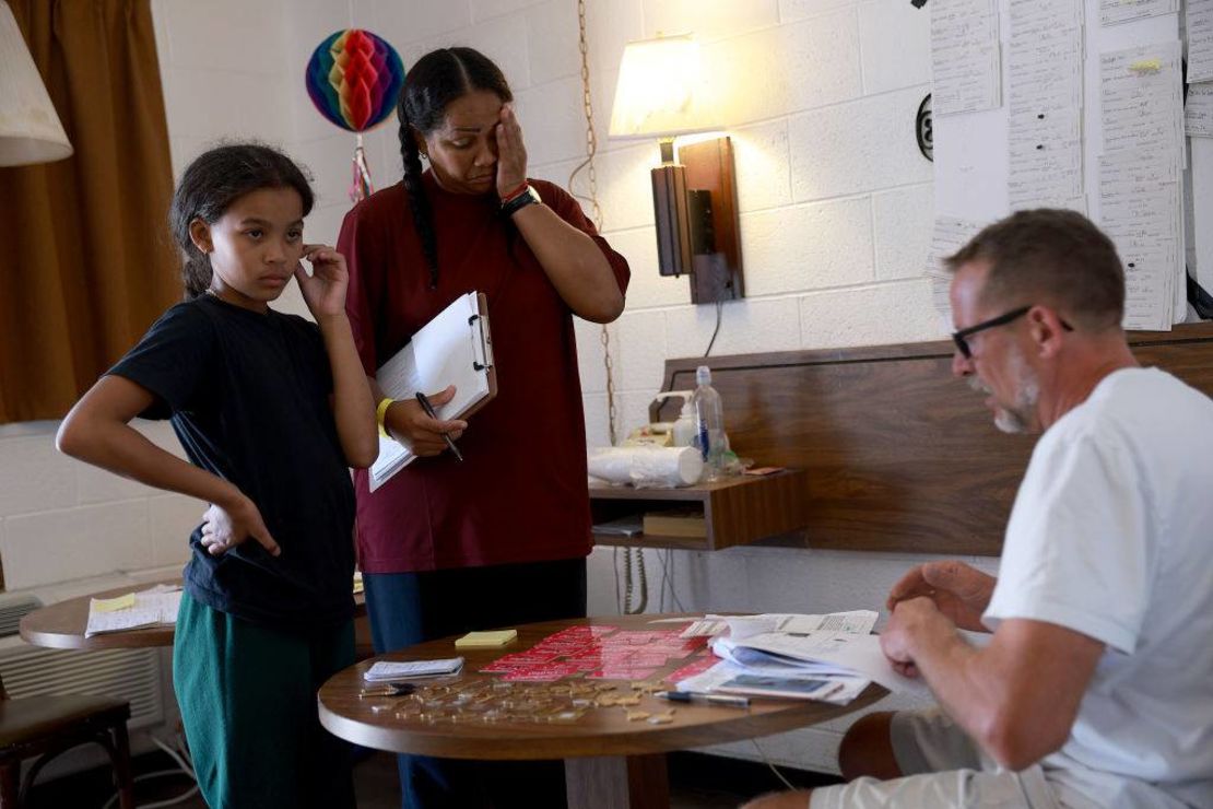 James Camp, de Annunciation House, ayuda a Alexandra Tovar, recién llegada desde Venezuela tras cruzar la frontera con México en El Paso, Texas, el 22 de septiembre. Annunciation House y otros refugios para inmigrantes se desbordaron debido a la llegada de los inmigrantes