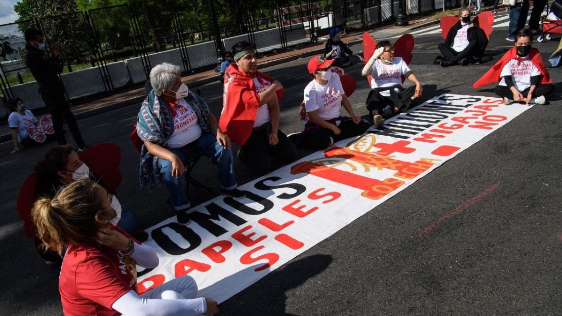 Activistas de las organizaciones de migrantes Cosecha (Harvest) y TPS Alliance protestan cerca de la Casa Blanca el 30 de abril en Washington, DC, para exigir más acciones migratorias por parte de la administración del presidente estadounidense Joe Biden.