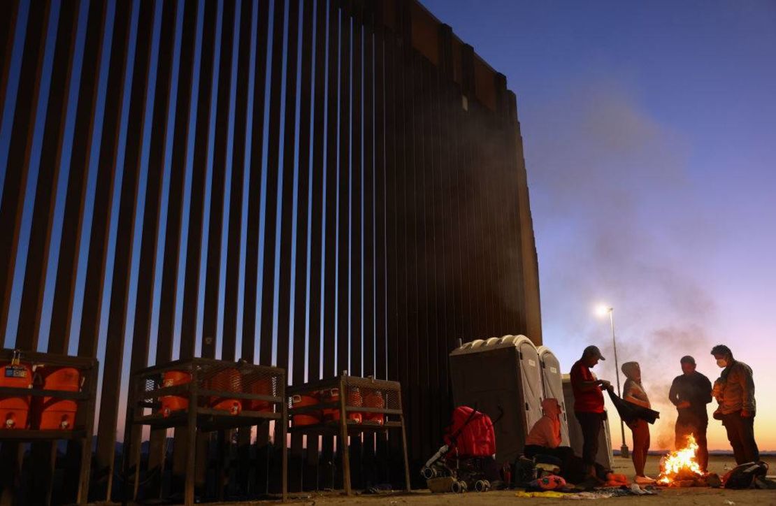 Immigrantes de Cuba y Venezuela en la frontera entre EE.UU y México mientras esperan el procesamiento por parte de la Patrulla Fronteriza, el 22 de mayo de 2022, en Yuma, Arizona.