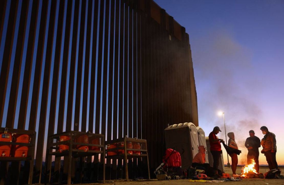Immigrants de Cuba y Venezuela en la frontera entre EE.UU y México mientras esperan el procesamiento por parte de la Patrulla Fronteriza, el 22 de mayo de 2022, en Yuma, Arizona.