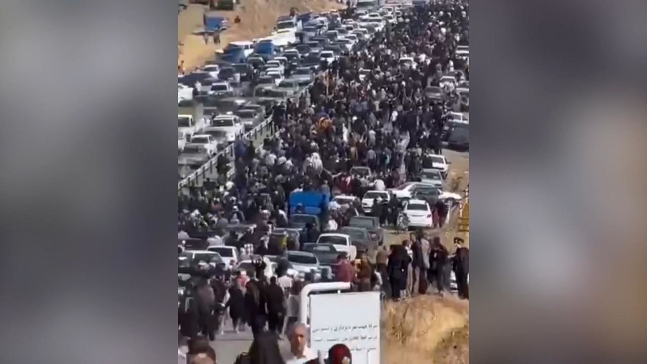 CNNE 1287856 - manifestantes rodean la tumba de masha amini a 40 dias de su muerte