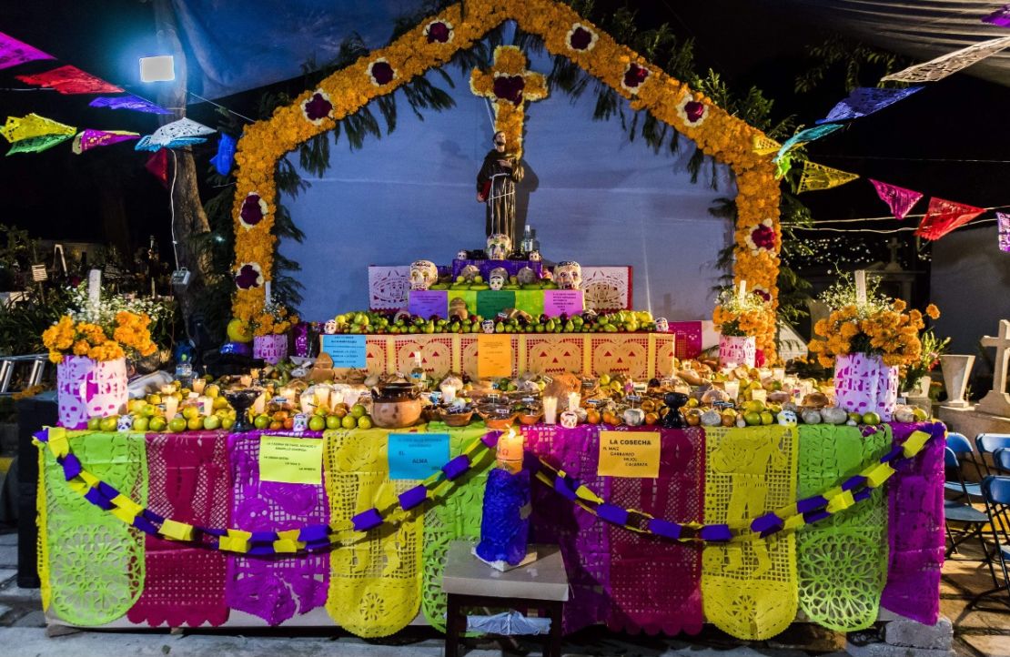 Un altar de muertos en el Cementerio de San Francisco en la Ciudad de México el 1 de noviembre de 2016.