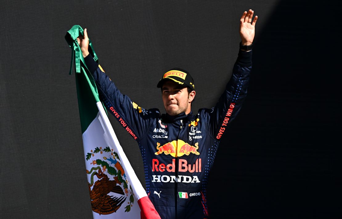 Sergio Pérez celebrando su tercer lugar en el Gran Premio de México 2021.