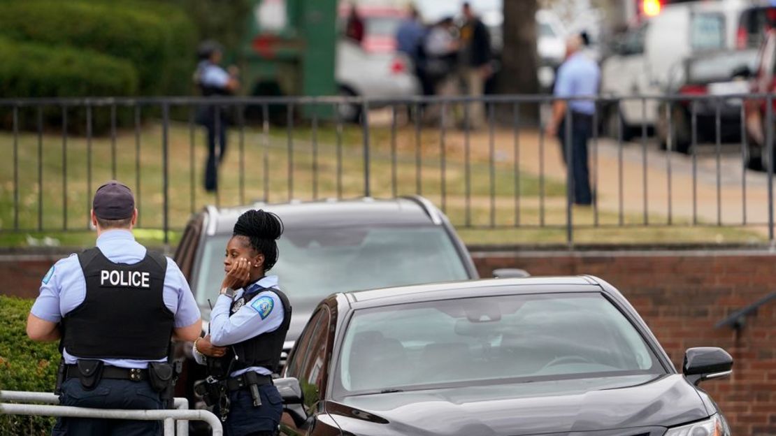 La policía investiga la escena de un tiroteo en la Escuela Secundaria Central de Artes Visuales y Escénicas el lunes 24 de octubre de 2022 en St. Louis.