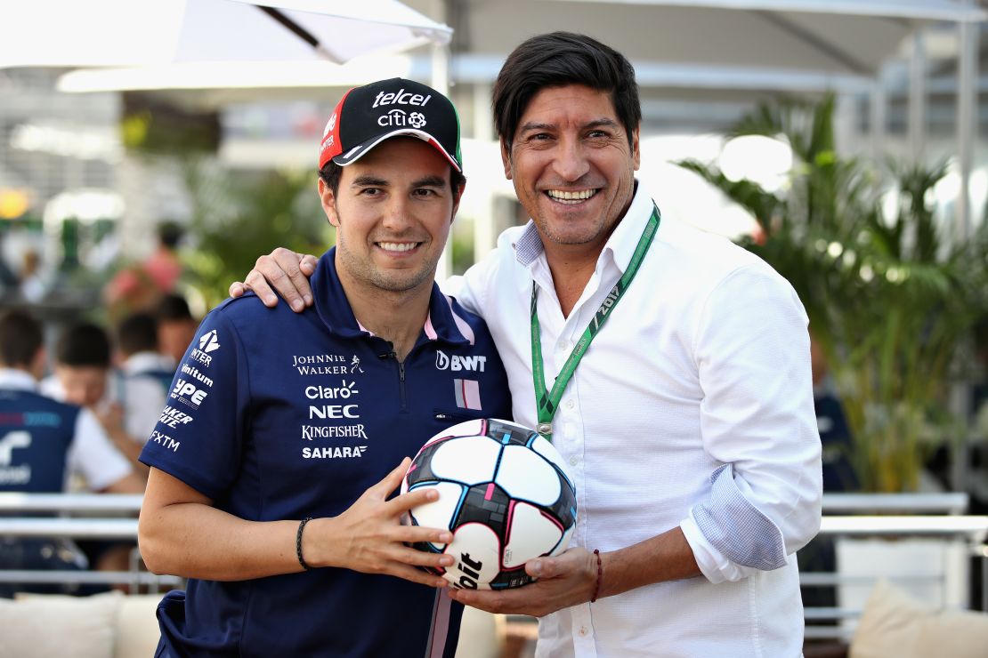 Sergio Pérez junto a uno de sus ídolos de la infancia, el exfutbolista Iván Zamorano en octubre de 2016, durante el GP de México.