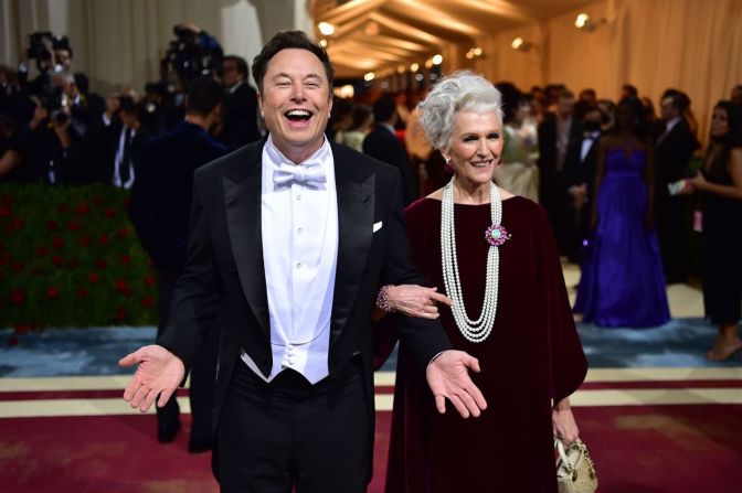 Musk asiste a la Met Gala en Nueva York con su madre, Maye Musk, en mayo de 2022. Stephen Lovekin/BEI/Shutterstock