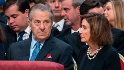 La presidenta de la Cámara de Representantes de VUS, Nancy Pelosi (R), con su esposo Paul Pelosi (C), asisten a una Santa Misa para la Solemnidad de los Santos Pedro y Pablo dirigida por el Papa Francisco en la Basílica de San Pedro.